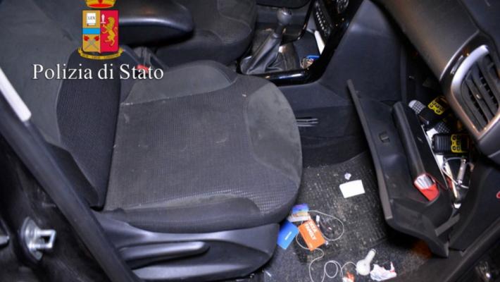 In auto con gli arnesi da scasso