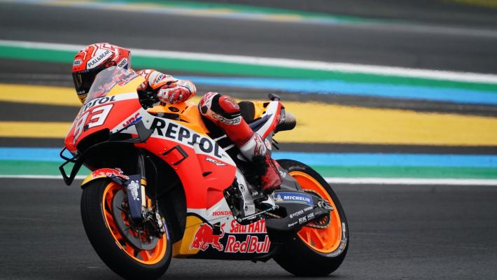 Marquez vince anche in Francia, Dovizioso e Petrucci sul podio