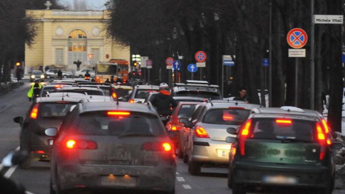 La pioggia manda in tilt il traffico della mattina
