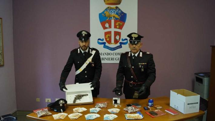 Ai domiciliari per droga le  trovano un revolver, cocaina e hascisc: arrestata