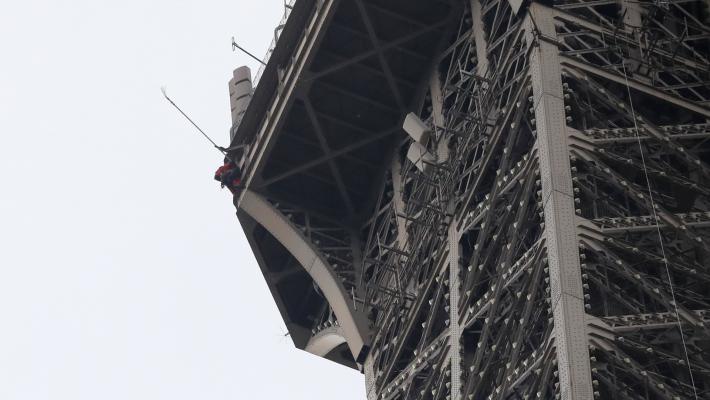 A mani nude fino al 3° piano della torre Eiffel: evacuata l'area - Video
