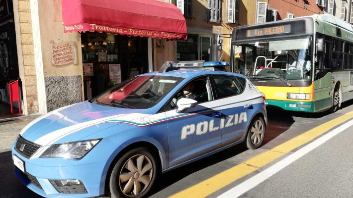 Ruba il portafogli sul bus ad un&rsquo;anziana: bloccata dagli altri passeggeri