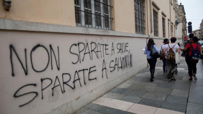 Critiche alla scritta anti-Salvini. Pizzarotti: «Chiedo scusa al ministro»