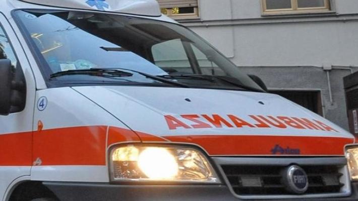 Notte di incidenti in provincia: auto fuori strada a Berzola (Langhirano) e  scontro auto-moto a Scurano. Tre feriti gravi