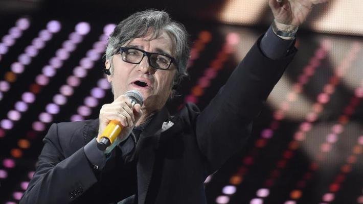 Curreri cade sul palco, interrotta la data zero degli Stadio