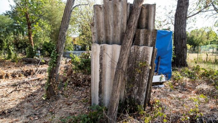 Amianto abbandonato nel greto della Parma