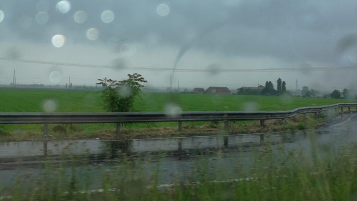 Tromba d'aria a Sanguinaro: la foto di un lettore