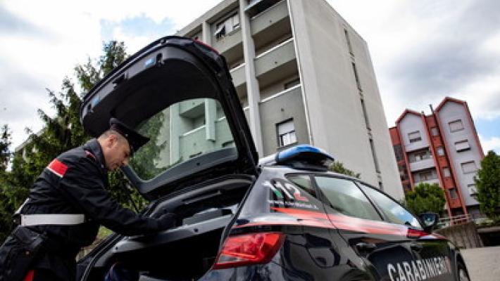 Scambio di droga nel parcheggio del cimitero