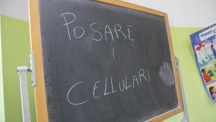 Fotografa scheda, non silenzia telefono
