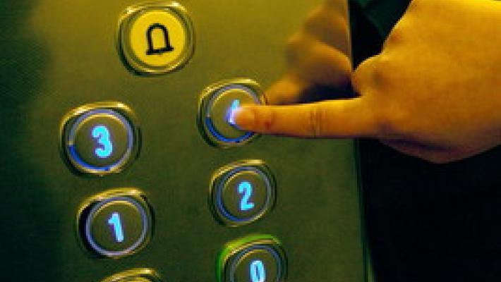 Come Profondo Rosso: decapitata con le cuffie incastrate nell'ascensore