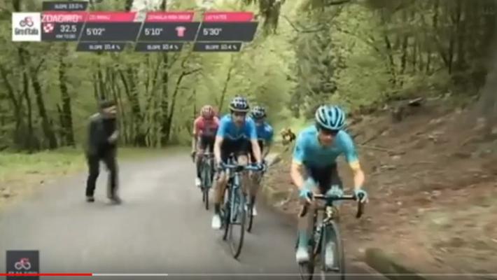 Giro: tifoso lo fa cadere, Lopez lo prende a schiaffi - Video