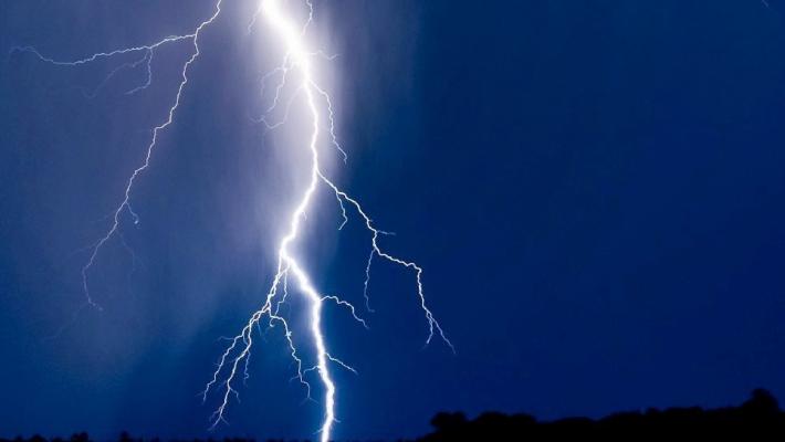 Liguria : un fulmine provoca un incendio sulle colline di La Spezia. Allagamenti a Rapallo