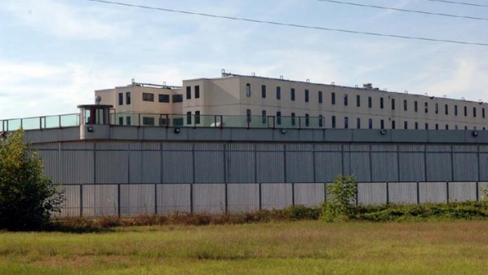 Poliziotto aggredito da un detenuto nel carcere di via Burla