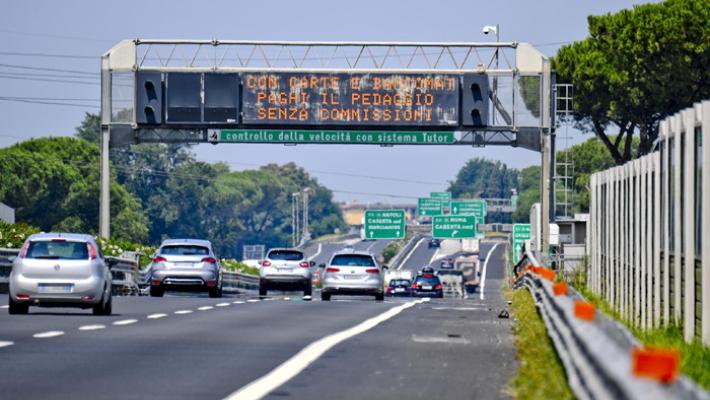 A 14 anni alla guida in autostrada, bloccato dalla Polizia
