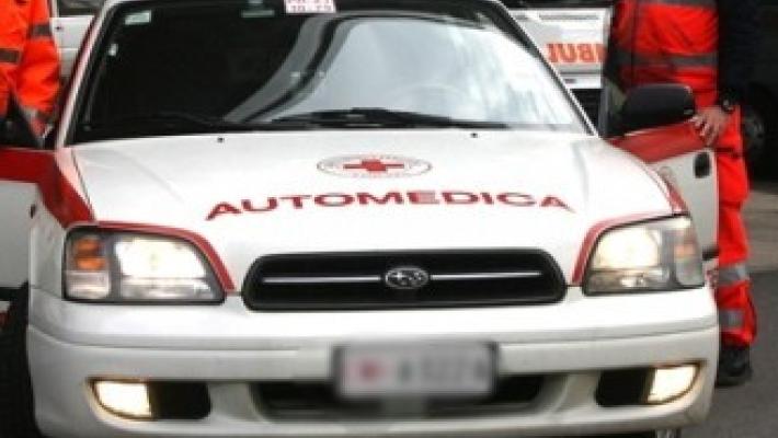 Auto si ribalta dopo lo scontro  con un camion a Castione Marchesi: un ferito