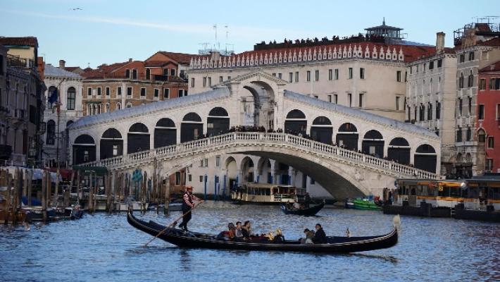 Coppia fa il bagno nel Canal Grande, denunciata