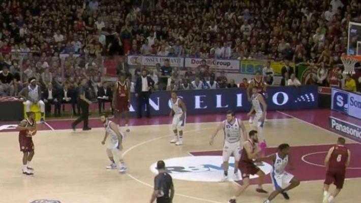 A Venezia la prima battaglia, Sassari cade nel finale