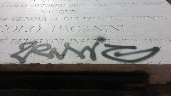 Spray su targa a Paganini a Genova