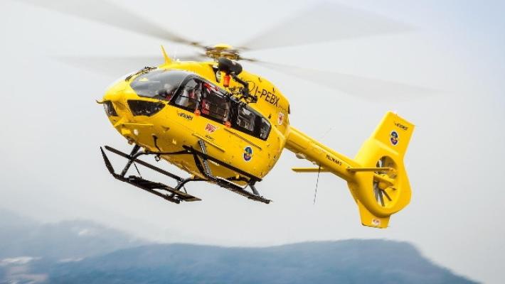 Crolla un albero a Merano, feriti mamma e figlio