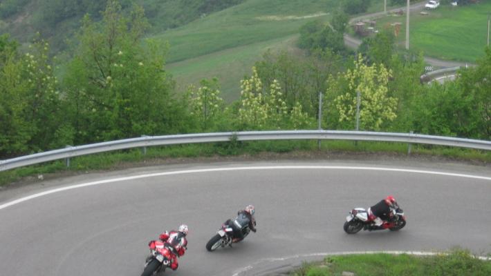 Passo della Cisa, motociclista rovina a terra: trasportato al Maggiore