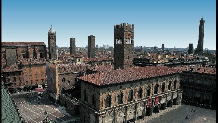 Bologna, protesta dei dipendenti comunali interrompe in Consiglio