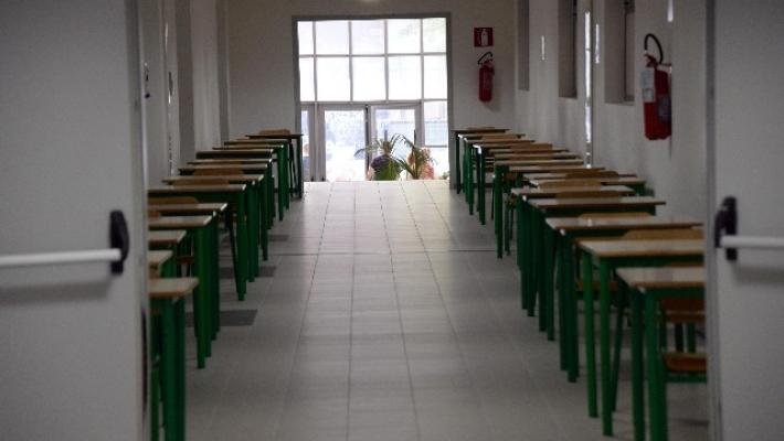 Abusi su studentesse, prof ai domiciliari