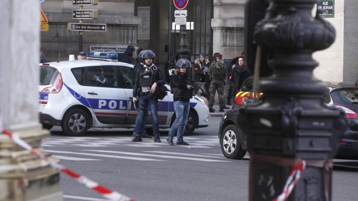 Rapina al Louvre, arrivati il ministro e la polizia 