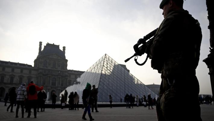 Il Louvre chiuso per motivi sicurezza dopo l'attacco in Francia 