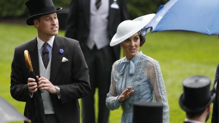 Il corteo di William e Kate investe un'anziana: è grave