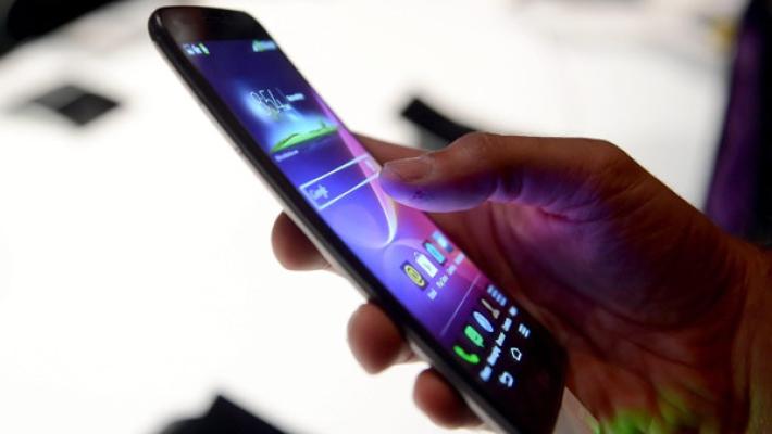 Allarme ortopedici, +700% i casi di cifosi da smartphone tra i bimbi
