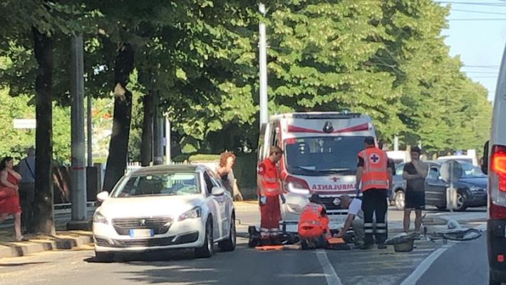 Donna in bici investita in via Sidoli da una Mercedes