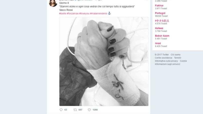 Max Biaggi: Bianca Atzei gli stringe la mano e posta la foto dall'ospedale