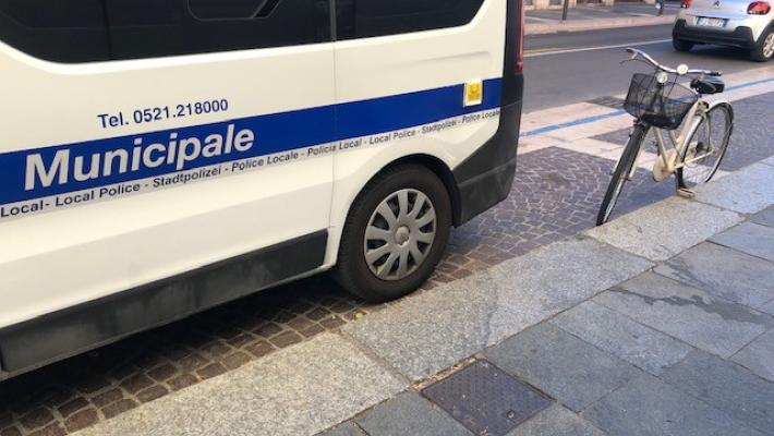 Beccato con una bici rubata: nigeriano denunciato e bicicletta restituita al proprietario
