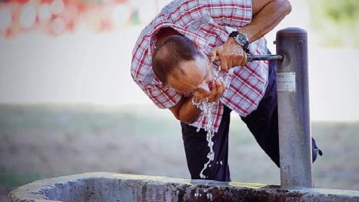 Bere meno di due litri d'acqua al giorno aumenterebbe l'ansia fisica