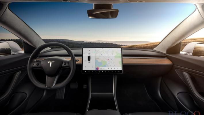 Al volante di Tesla Model 3 si puo' giocare ai videogames