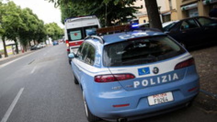 Rapinato e buttato a terra da due stranieri