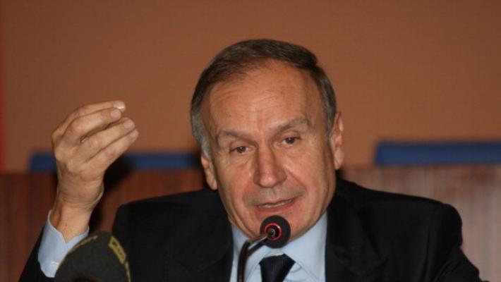 L'ex presidente del Coni Petrucci esce di strada con l'auto: è ferito gravemente, ma non in pericolo di vita