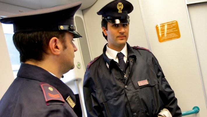 Litiga con una ragazza e aggredisce un capotreno