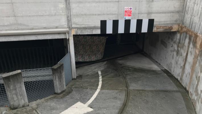 Lenzuola  appese nel parcheggio