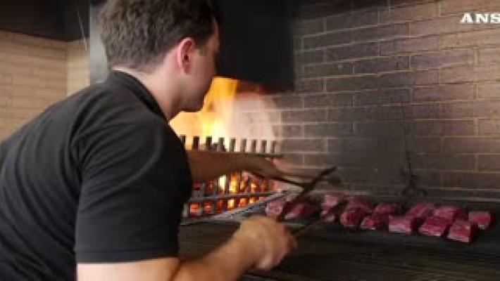 Pasquetta, trionfano le grigliate. Appello dei medici: "Non accendere il barbecue con l'alcol, rischi la vita"
