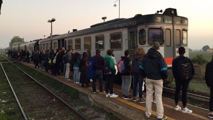 Treno cancellato: studenti a piedi al freddo a Busseto
