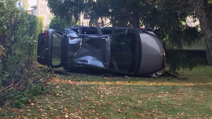 Sbanda, abbatte una cancellata e finisce in un giardino: un ferito a Ronco Campo Canneto