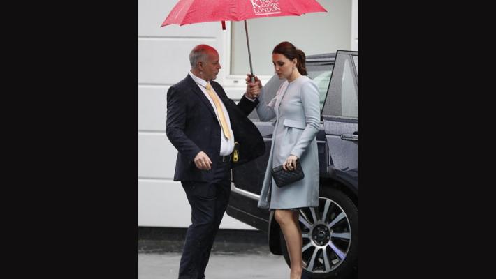 Pancione e pioggia non fermano Kate Middleton