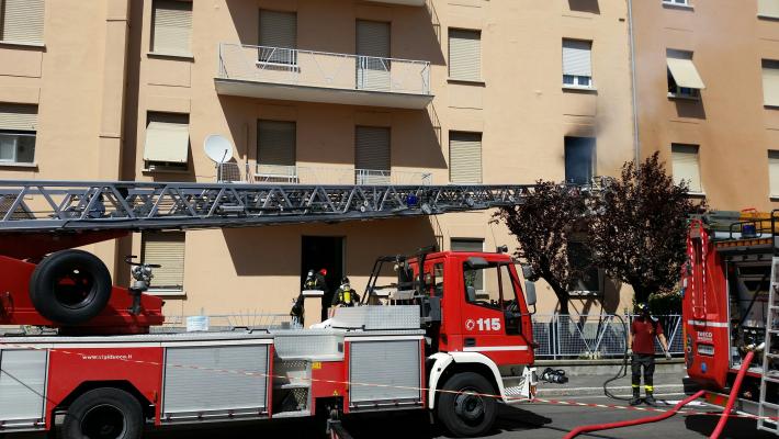 Fiamme in una palazzina: intossicata e ustionata un'anziana
