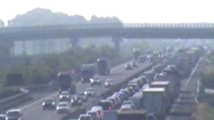 Mattina difficile sulle strade: 6 km di coda in A1, tir in fiamme sull'A15 e  due incidenti bloccano la tangenziale