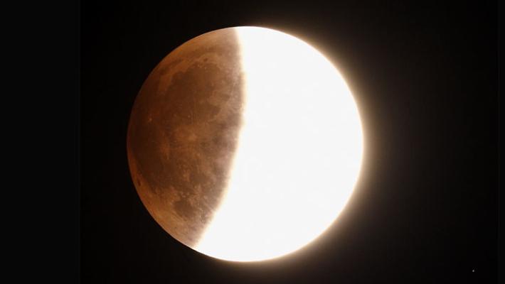 Stasera occhi al cielo per l'eclissi parziale di Luna