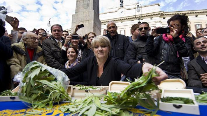 La radicale Rita Bernardini in caserma dopo un sequestro di cannabis. Era in viaggio per Parma