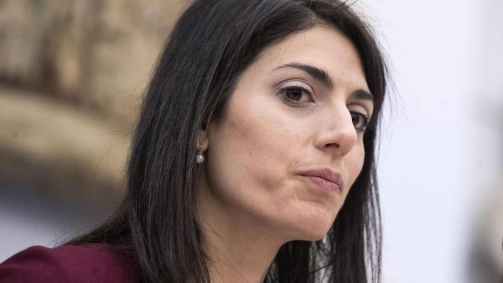 Raggi indagata. "Sono serena, ho già informato Grillo e vertici M5S"