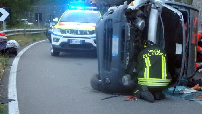 Valmozzola Stazione, si ribalta  con l'auto e finisce in ospedale