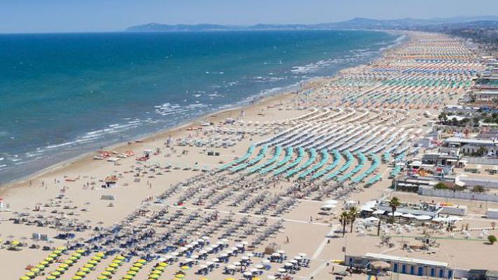 Bacia il compagno, aggredito sul lungomare di Rimini